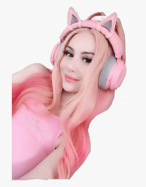 粉紅色頭髮和貓耳耳機的女性溫柔微笑。