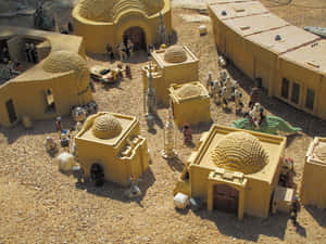 LEGO Star Wars 莫斯艾斯利小酒館，包含微小人物和沙漠地形。