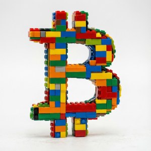 在白色表面上用彩色LEGO積木製成的比特幣符號。 — 比特幣 壁紙
