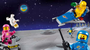 樂高太空人在月球基地上，太空中有太空船和一顆發光的行星。