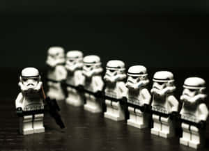 LEGO風暴兵在黑暗表面上排成一線，景深較淺。