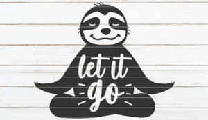 一隻樹懶以瑜伽姿勢，身上寫著「let it go」字樣。 — 語錄 壁紙