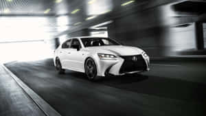 白色Lexus房車在夜間隧道中疾馳。 — Pro Display XDR 壁紙