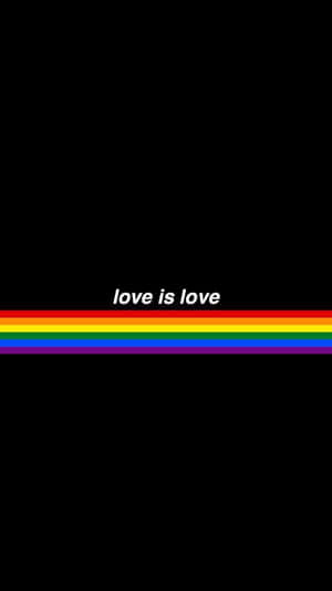 黑色背景上有一條彩虹條紋和文字 love is love。