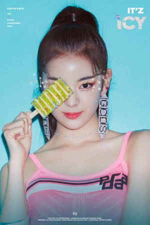 女性在攝影棚中將冰棒靠近眼睛，背景為青色。 — 專輯封面 壁紙