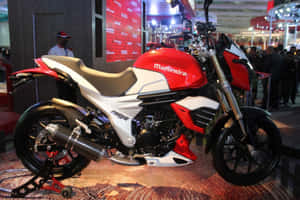 紅色和白色的Mahindra Mojo電單車在車展中展出。 — 機車 壁紙