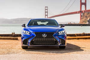 藍色Lexus房車停在碼頭上，背景是金門大橋。 — Surface Pro 壁紙