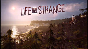 日落時分的沿海小鎮，松樹和遊戲標題 Life is Strange。