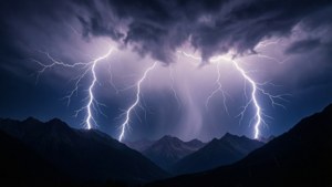 暴風雨般的紫色天空下，閃電劃過黑暗的山脈