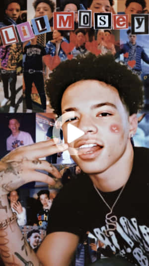Lil Mosey 在粉絲拼貼背景中微笑，帶有紋身的手。