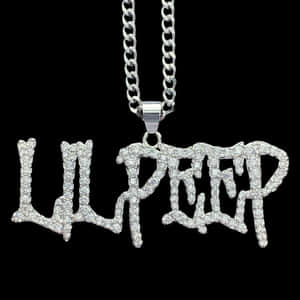 黑色背景上，銀鏈上鑲滿鑽石的Lil Peep名字吊墜。