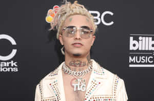 在Billboard音樂獎上穿著飾有鉚釘白色外套和太陽眼鏡的男名人。