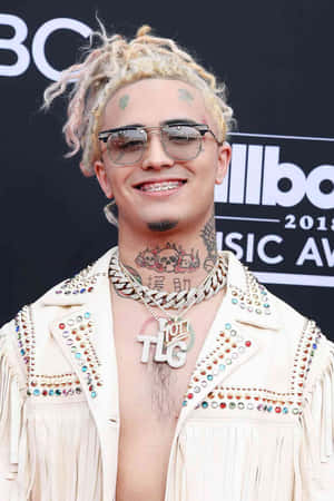 在Billboard音樂獎上，帶有紋身和鉚釘外套的音樂人。