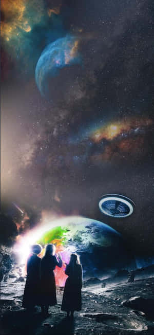 三個人站在岩石表面上，看著一個UFO在太空中一顆發光行星附近盤旋。
