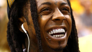 有鑽石牙齒同辮子頭嘅男子戴住耳機微笑。 — Lil Wayne 壁紙