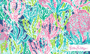 色彩繽紛的珊瑚礁圖案壁紙，帶有 Lily Pulitzer 標誌。