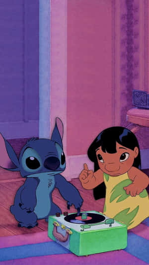 Lilo 和 Stitch 在色彩繽紛的房間裡用手提唱盤隨著音樂跳舞。 — 莉洛與史迪奇 壁紙