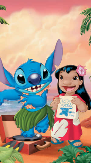 Lilo 和 Stitch 在熱帶海灘上微笑，手持一幅畫。 — 超人特工隊 壁紙