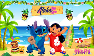 Lilo 和 Stitch 在陽光明媚的夏威夷海灘上跳舞，周圍有棕櫚樹和提基面具。 — 莉洛與史迪奇 壁紙