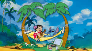 Lilo 和 Stitch 在熱帶海灘的吊床上，旁邊有一個手提音響。 — 莉洛與史迪奇 壁紙