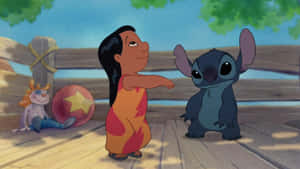 Lilo 和 Stitch 在木碼頭上微笑，附近有玩具。 — 莉洛與史迪奇 壁紙