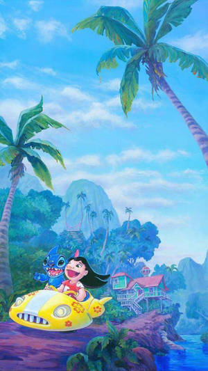 Lilo 與 Stitch 駕駛黃色汽車穿過熱帶島嶼景觀，有棕櫚樹和一間房屋。 — 太空 壁紙