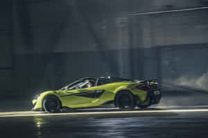 青檸綠色McLaren跑車在黑暗的工業車庫中疾馳。 — Surface Pro 壁紙