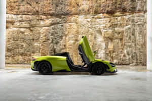 青檸綠色McLaren跑車，車門打開，背景為石牆。 — Surface Pro 壁紙