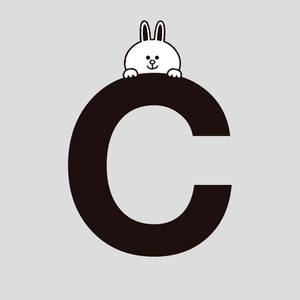 一隻可愛嘅卡通兔仔喺一個大字母C上面探頭。
