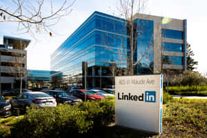 LinkedIn企業總部，玻璃外牆和停車場。