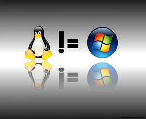 反射表面上帶有不等式符號的 Linux 企鵝和 Windows 標誌。