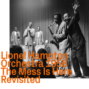 1958年Lionel Hampton Orchestra與薩克斯風手和指揮在舞台上演奏爵士樂。 — 黑白 壁紙