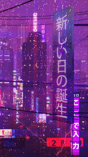 紫色霓虹燈照亮的城市景觀，帶有日語文字招牌和夜晚落下的雨。