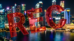 紅色REC字母在夜間發光的城市天際線上方，帶有水中的倒影。