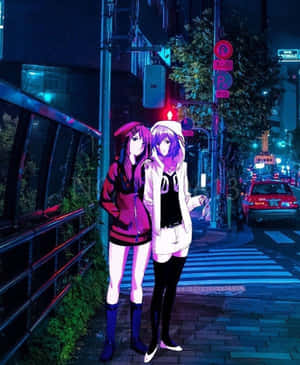 兩個動漫女孩在夜晚霓虹燈照亮的城市街道上站在一起。 — Galaxy Z Fold 5 壁紙