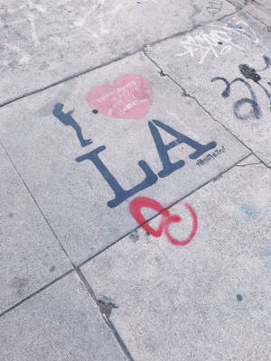 行人路粉筆藝術，包含「I love LA」、心形和人物。