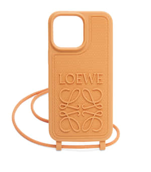 棕褐色LOEWE手機殼，帶有標誌和肩帶，置於白色背景上。