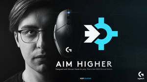 戴眼鏡的玩家在Logitech遊戲滑鼠旁邊，標語為「Aim Higher」。