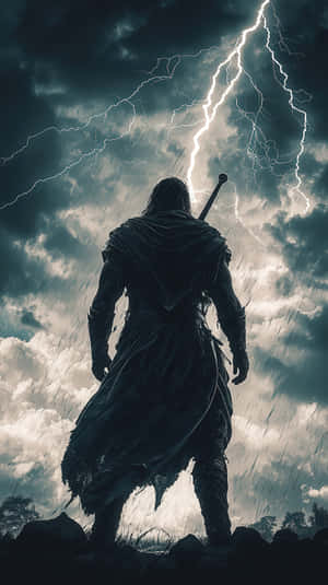 一個持劍的戰士站在暴風雨中，閃電在他們身後劃破天空。