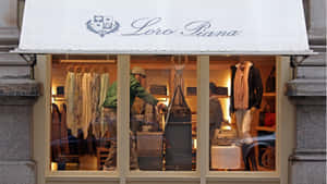 Loro Piana 奢華時裝店櫥窗，店員整理商品和模特兒。