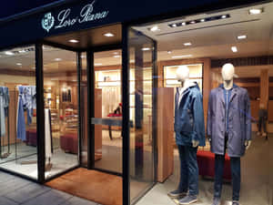 Loro Piana男裝店，展示穿著藍色外套和牛仔褲的人體模型。