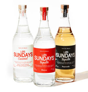 三瓶 Los Sundays 龍舌蘭酒椰子白和 reposado 在白色背景上 — Galaxy Z Flip7 FE 壁紙