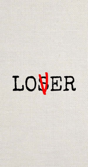 布料上寫住「LOSER」，其中O用紅色劃咗刪除線嘅文字。