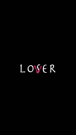 黑色背景上白色和粉紅色字母組成的lover一詞。