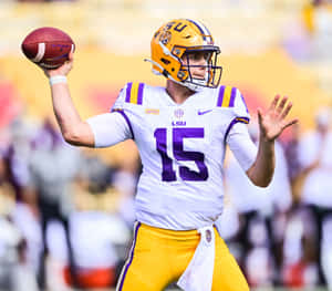 LSU 美式足球員15號在比賽中投擲足球。