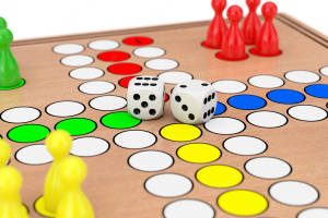 色彩繽紛的棋盤遊戲上遊戲棋子與骰子的特寫。