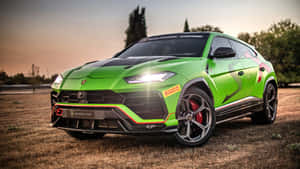 綠色林寶堅尼 Urus Performante 在日落時停在草地上，車頭燈閃爍。 — 蘭博基尼 壁紙