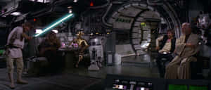 Luke Skywalker 喺千年鷹號內部用綠色光劍戰鬥。