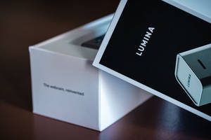 Lumina網絡攝像頭產品盒在木質表面上打開