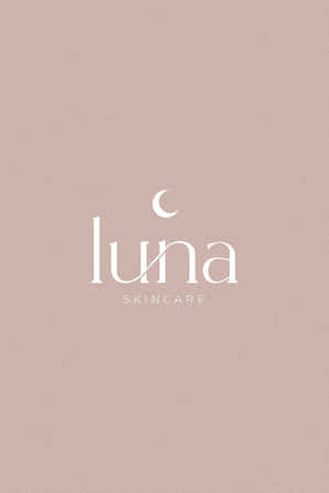 Luna Skincare 標誌，在紫灰色背景上文字上方有新月圖案。 — 極簡美學 壁紙